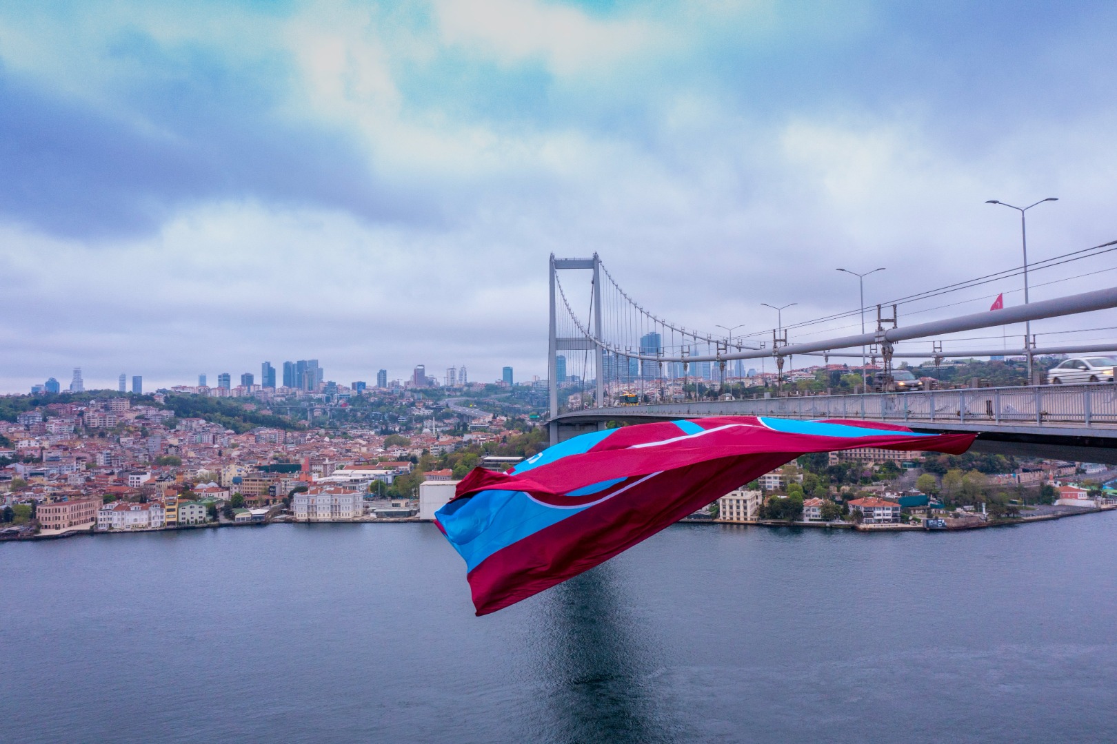 Dev Trabzonspor bayrağı 15 Temmuz Şehitler Köprüsü’ne asıldı