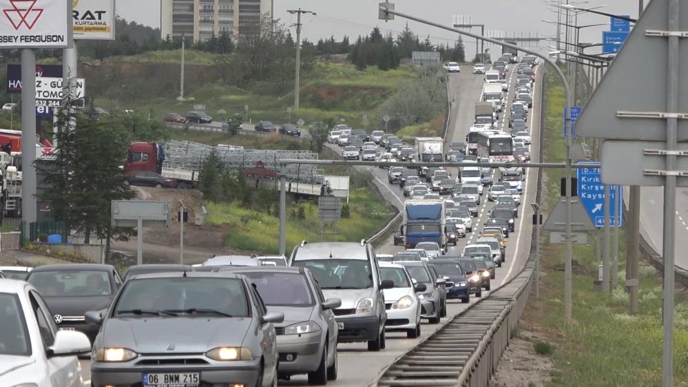 Efsane İstanbul'a doğru yola çıktı ama Kırıkkale'de takıldı. 43 şehrin geçiş güzergahı Kırıkkale'de trafik kilitlendi