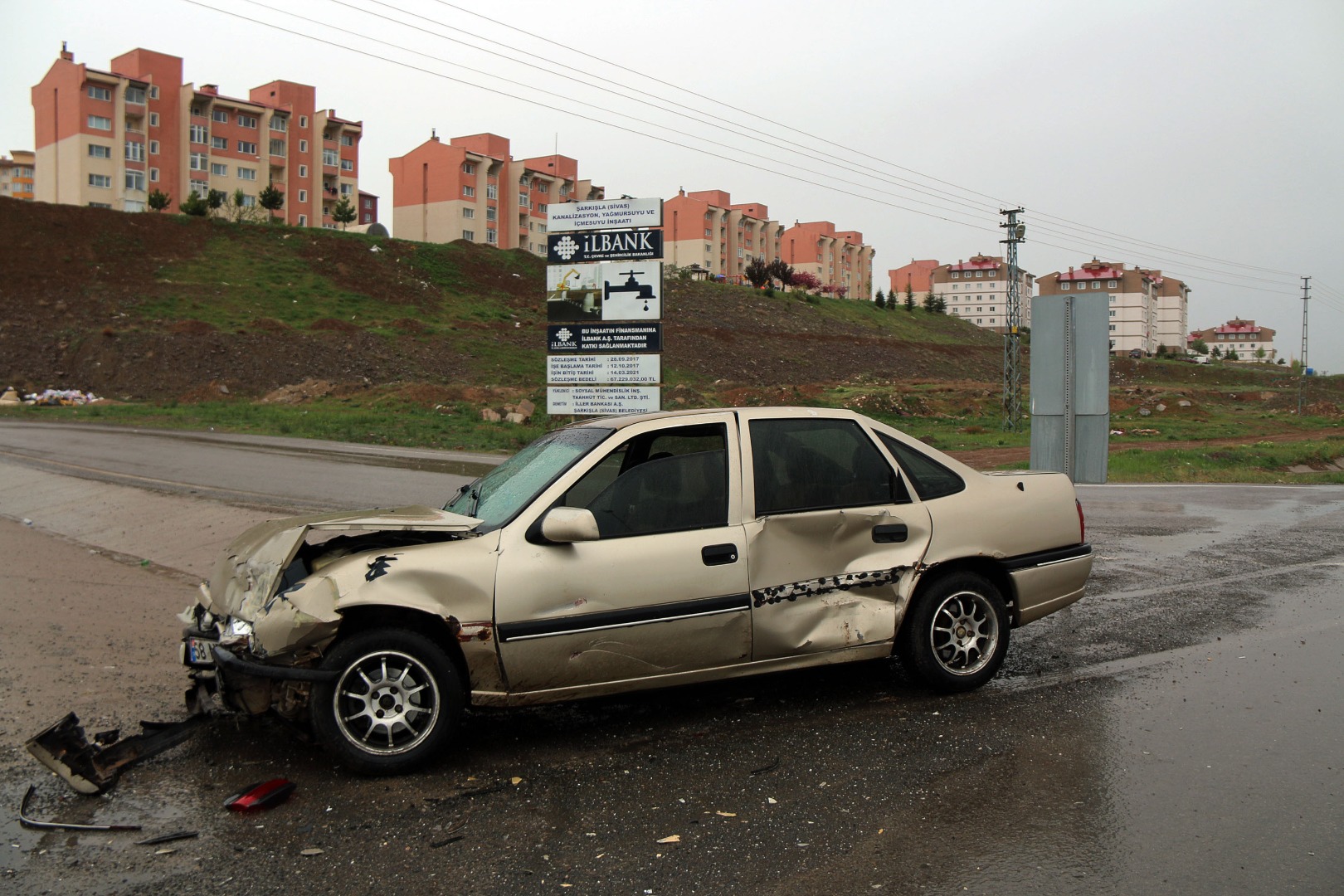 Sivas'ta iki otomobil çarpıştı. 5 kişi yaralandı
