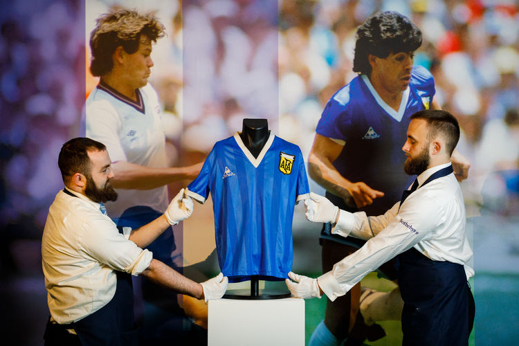 Maradona'nın 'Tanrının eli' forması 7,1 milyon sterline satıldı