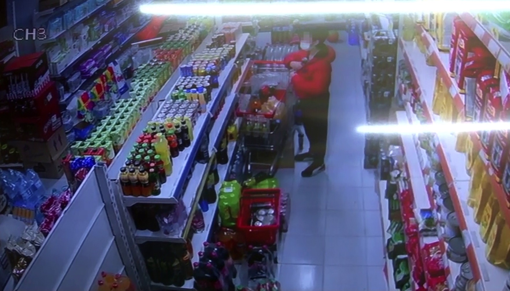Küçükçekmece'de markette hırsızlık yapan şahısları market sahibi yakaladı