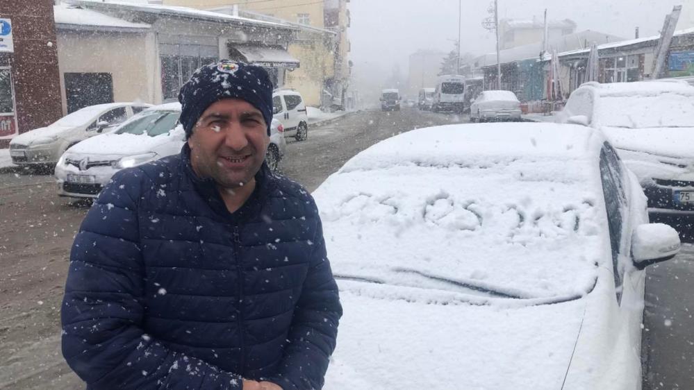 Ardahan'da kar bastırdı göz gözü görmüyor