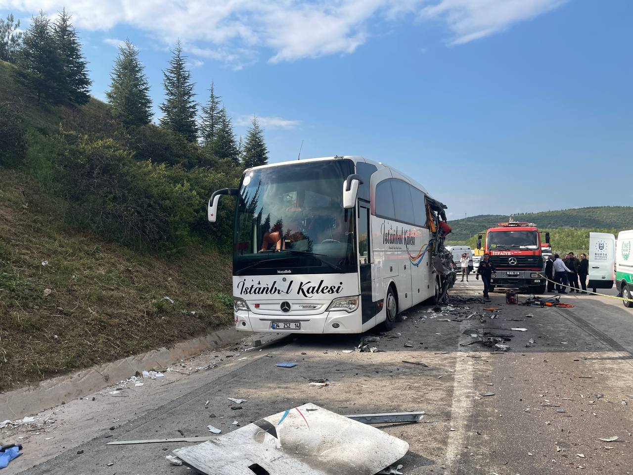 Bursa'da tır otobüse çarptı. 1 ölü 6 yaralı
