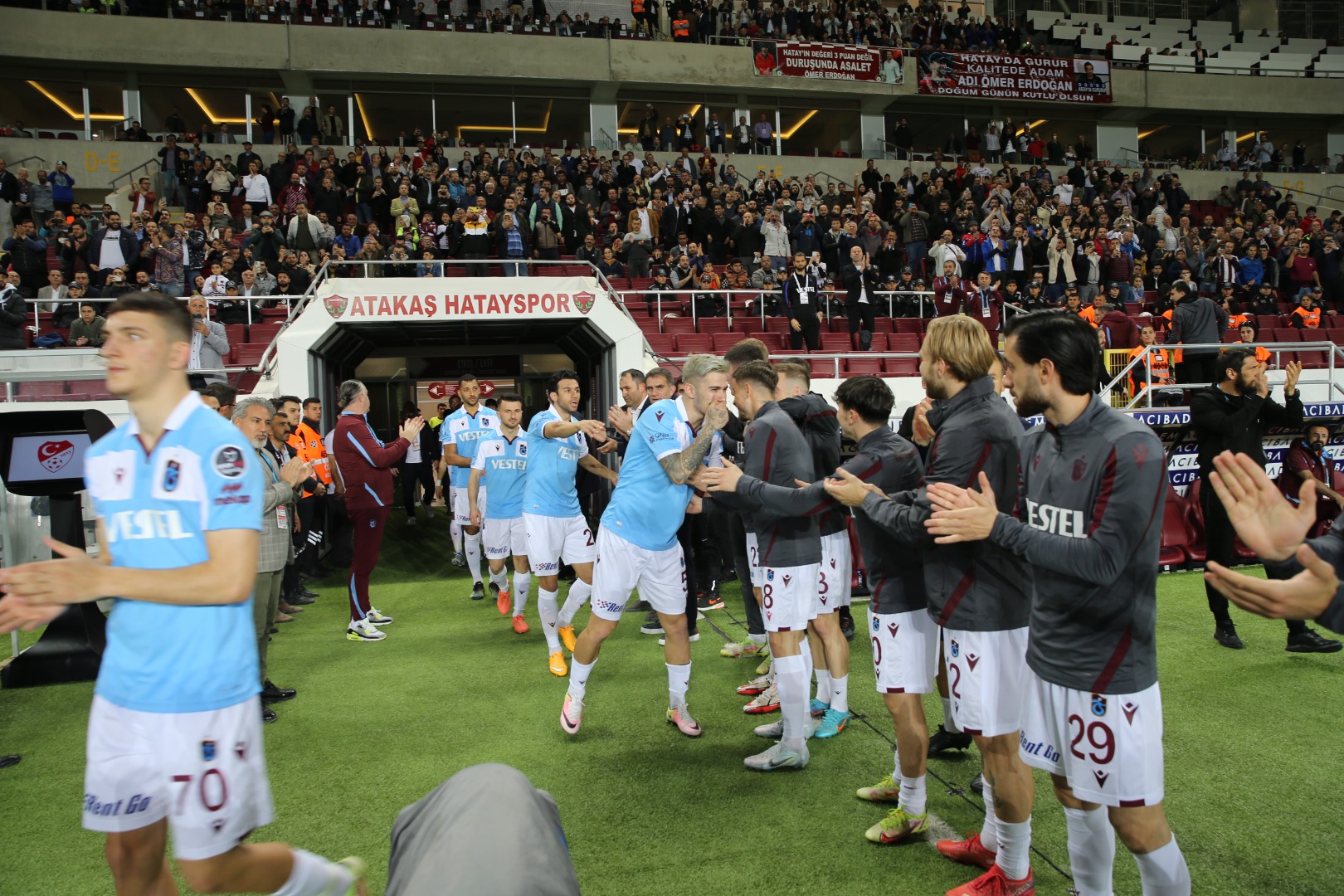 Hataysporlu futbolcular şampiyon Trabzonspor'u sahada bakın nasıl karşıladı?