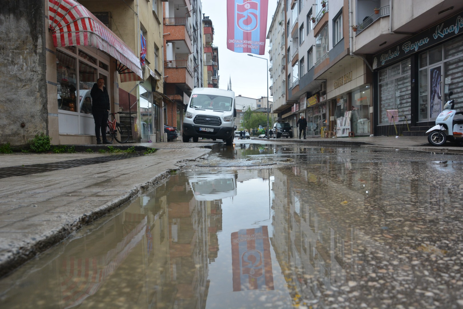 15 dakika yağan yağmur sonrası caddeleri su bastı