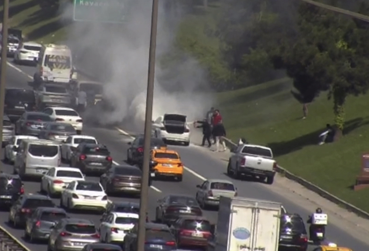TEM Otoyolu'nda otomobil yandı! Sürücüler yardıma koştu…
