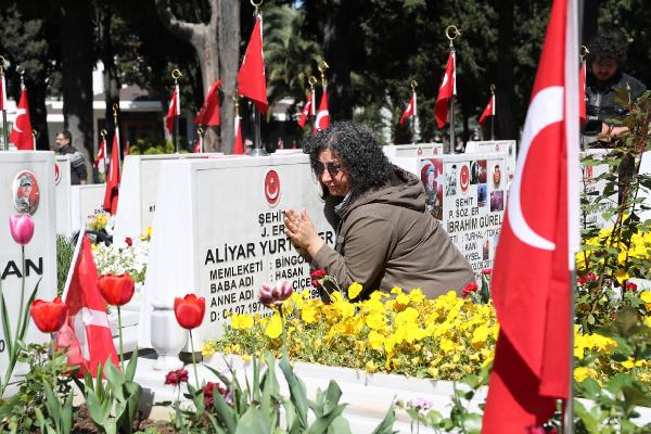 Anneler Günün'de şehitliğe koştular. Üzülme Annem, senin 82 Milyon evladın var
