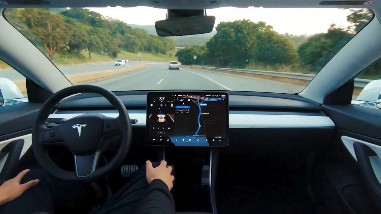 Tesla araçlarındaki 'Otopilot Teknolojisi'ni övdü: 8 kat daha az kaza yapıyor