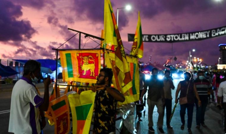 Gözler hükûmette! Başbakan Rajapaksa istifa edecek mi?