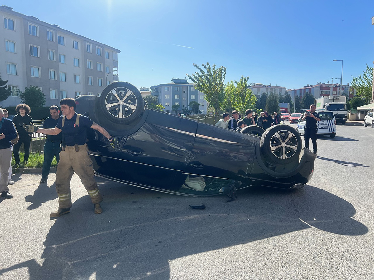 Tuzla'da iki sokak kesişiminde kaza: 2 yaralı