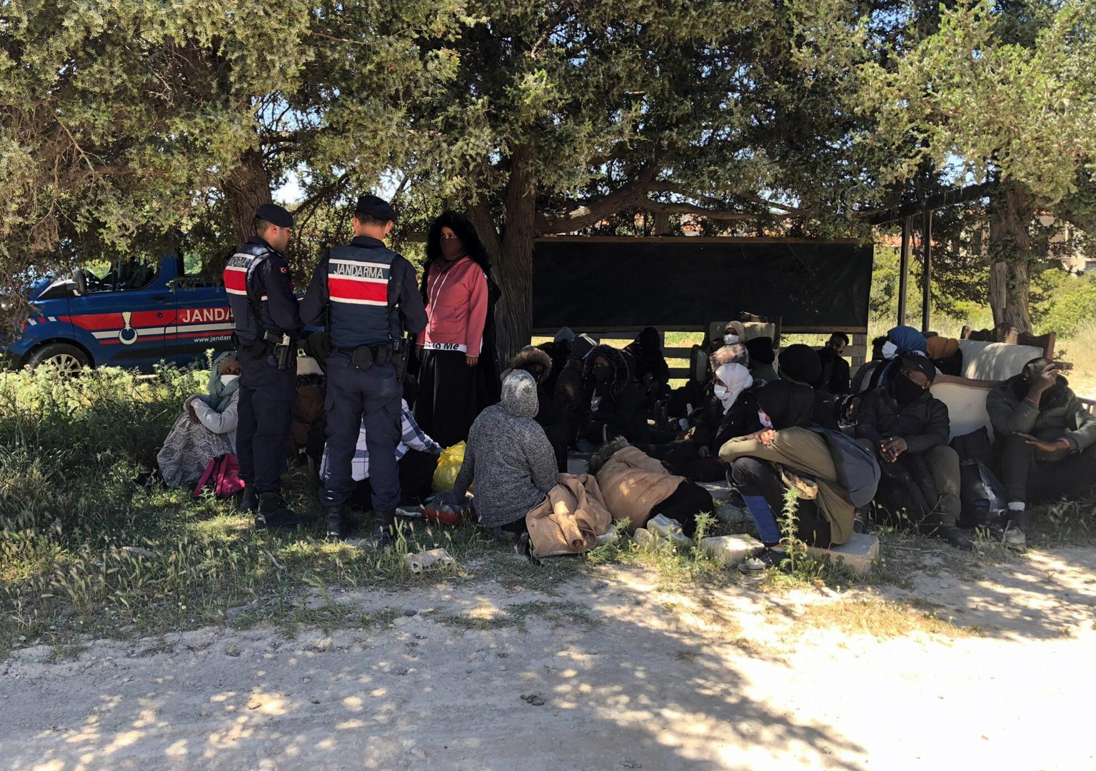 İzmir'de 63 kaçak göçmen yakalandı