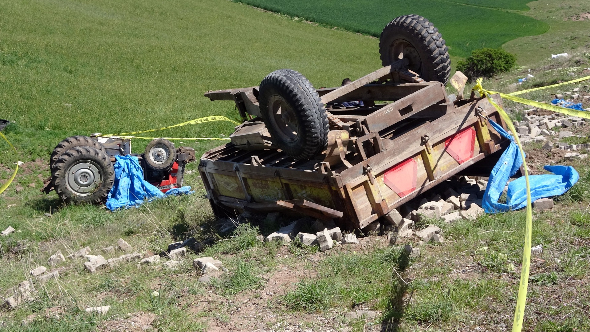 Beton yüklü traktör devrildi: 1 ölü