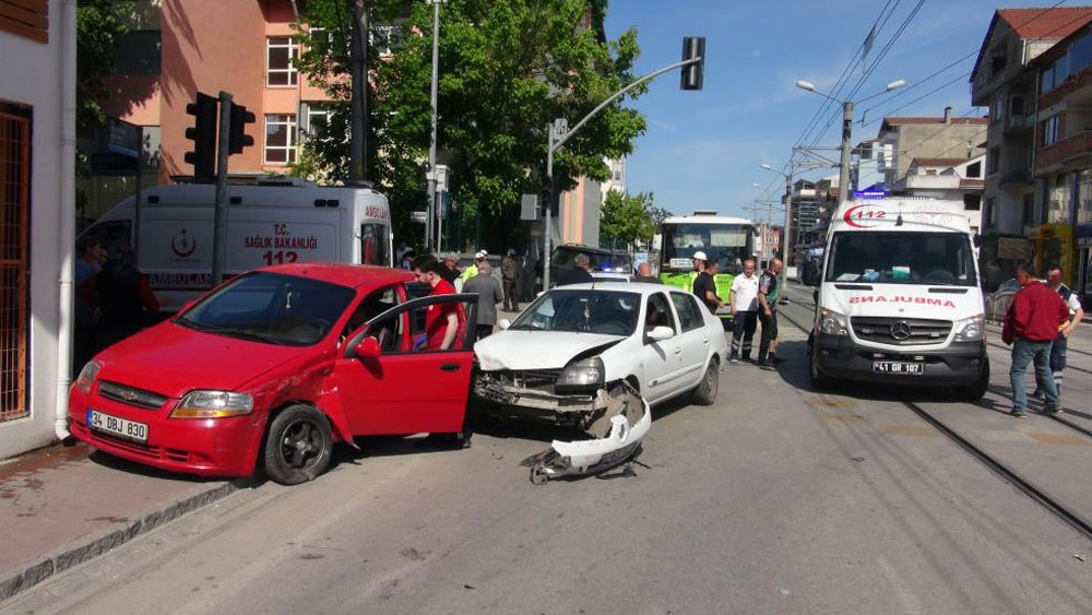İzmit'te iki otomobil çarpıştı: 3 yaralı