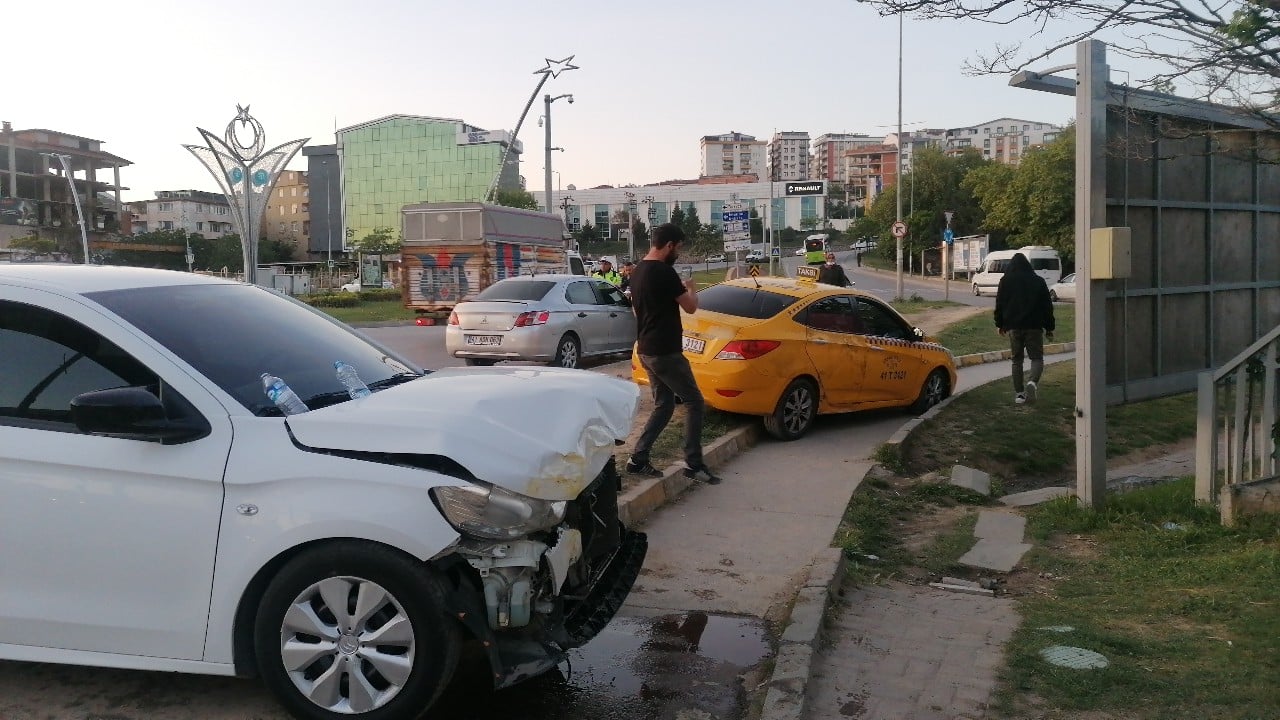 İki otomobil kafa kafaya çarpıştı