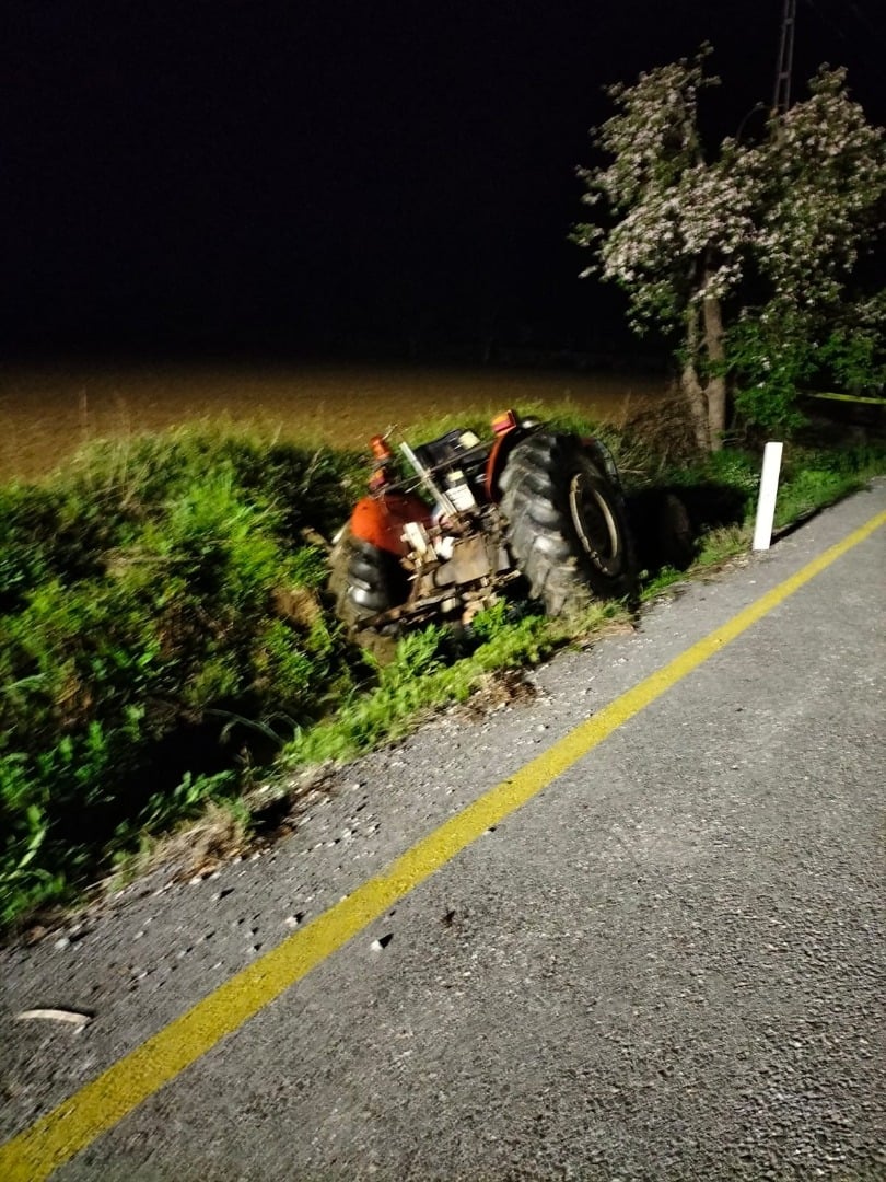 İzmir’de traktörü şarampole devrilen sürücü hayatını kaybetti