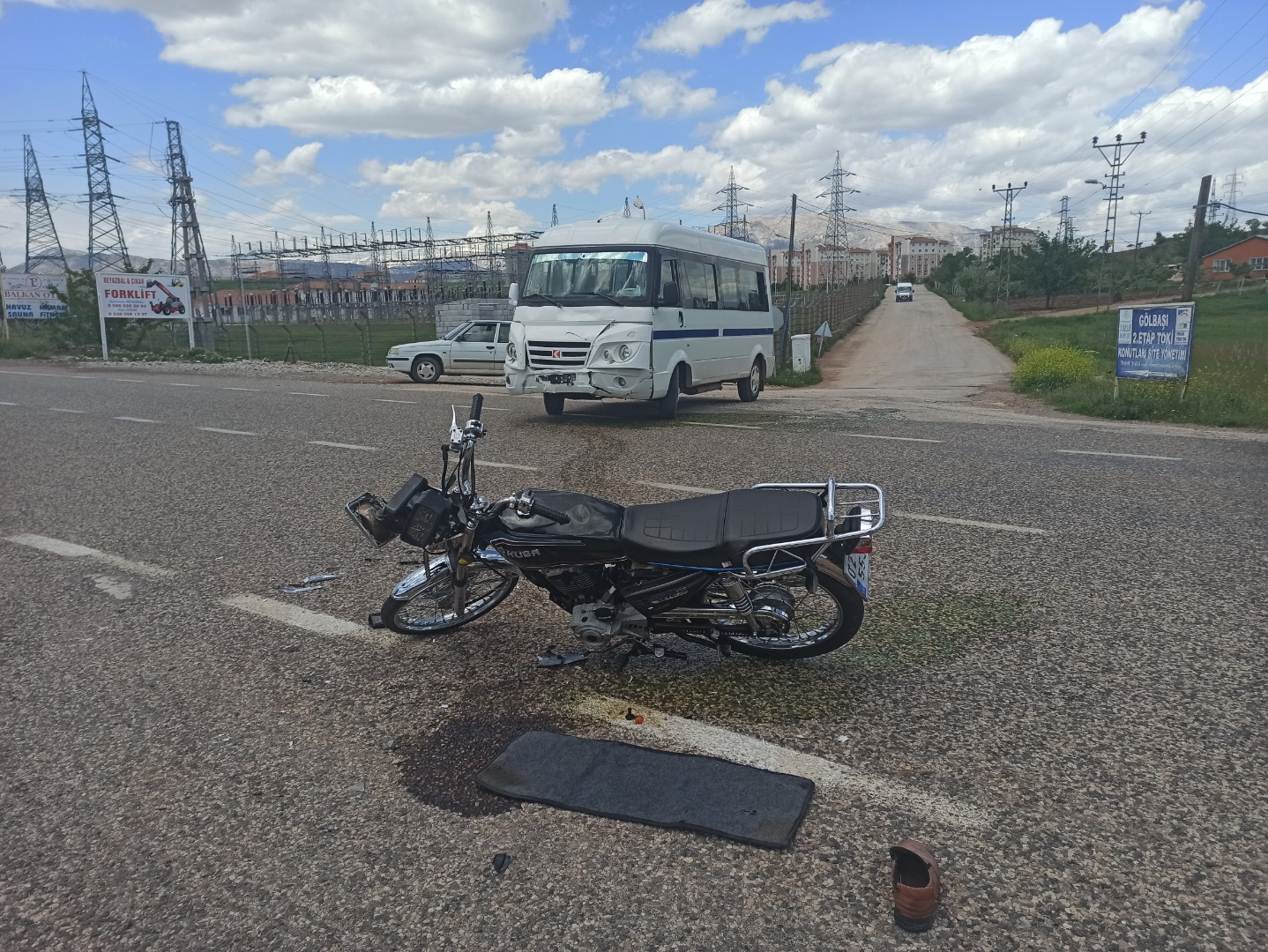 Motosiklet minibüse çarptı: 2 yaralı