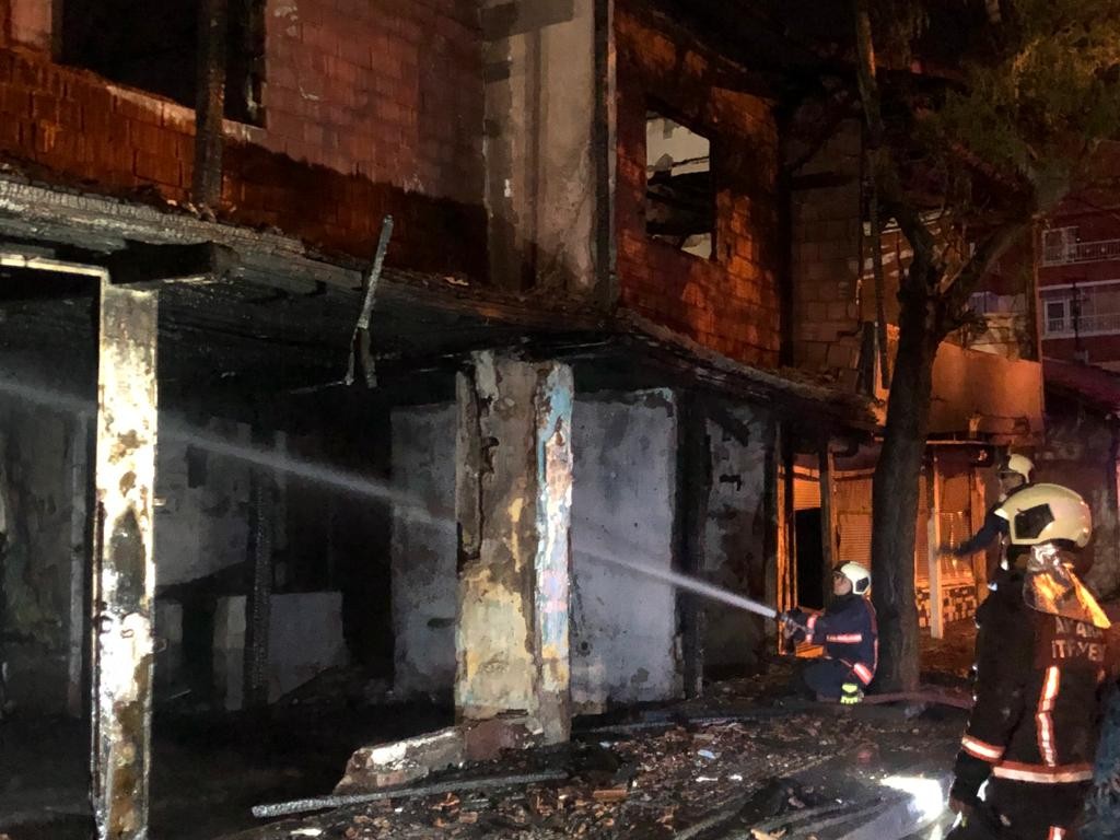 İki katlı gecekonduda yangın: Evde bulunan yaşlı kadını komşuları kurtardı