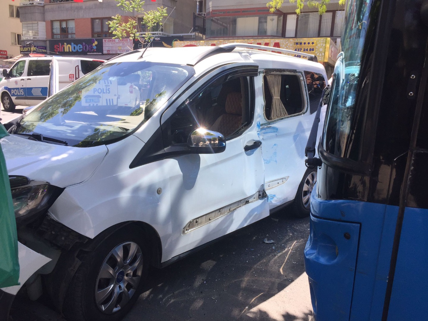 Ankara'da halk otobüsü ile ticari araç çarpıştı: 2 yaralı