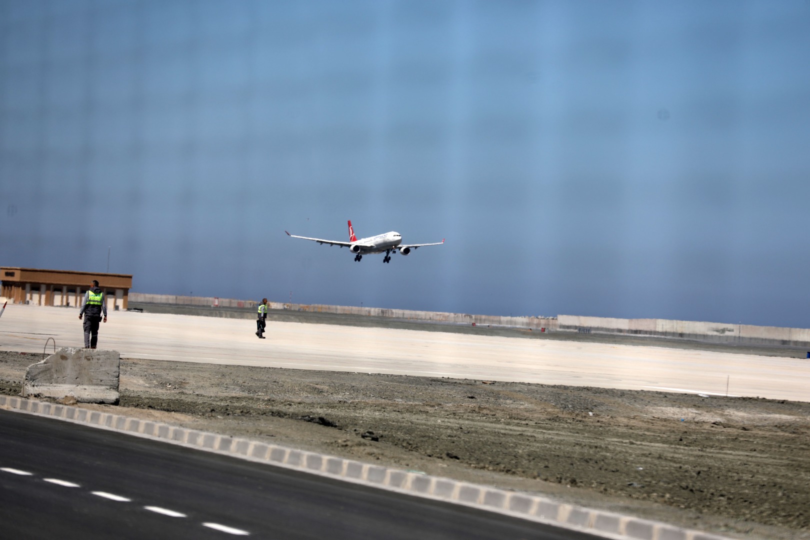 Rize-Artvin Havalimanı’na ilk uçak indi.İstanbul’dan havalanan Türk Hava Yolları uçağı iki saatlik uçuş gerçekleştirdi
