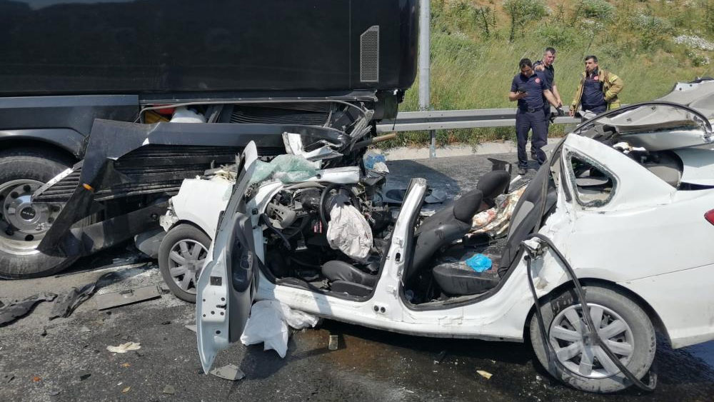 Tuzla'da feci kaza. Anne öldü, baba ve çocuk ağır yaralı