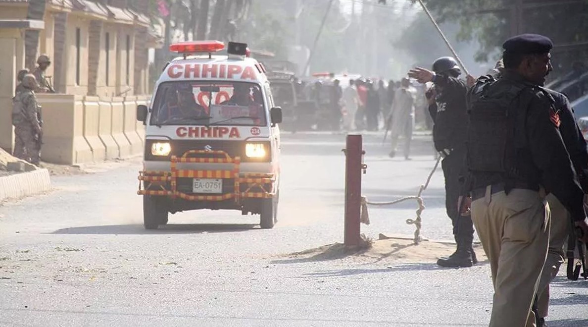 Pakistan'da askeri konvoya düzenlenen intihar saldırısında 3 çocuk ile 3 asker öldü