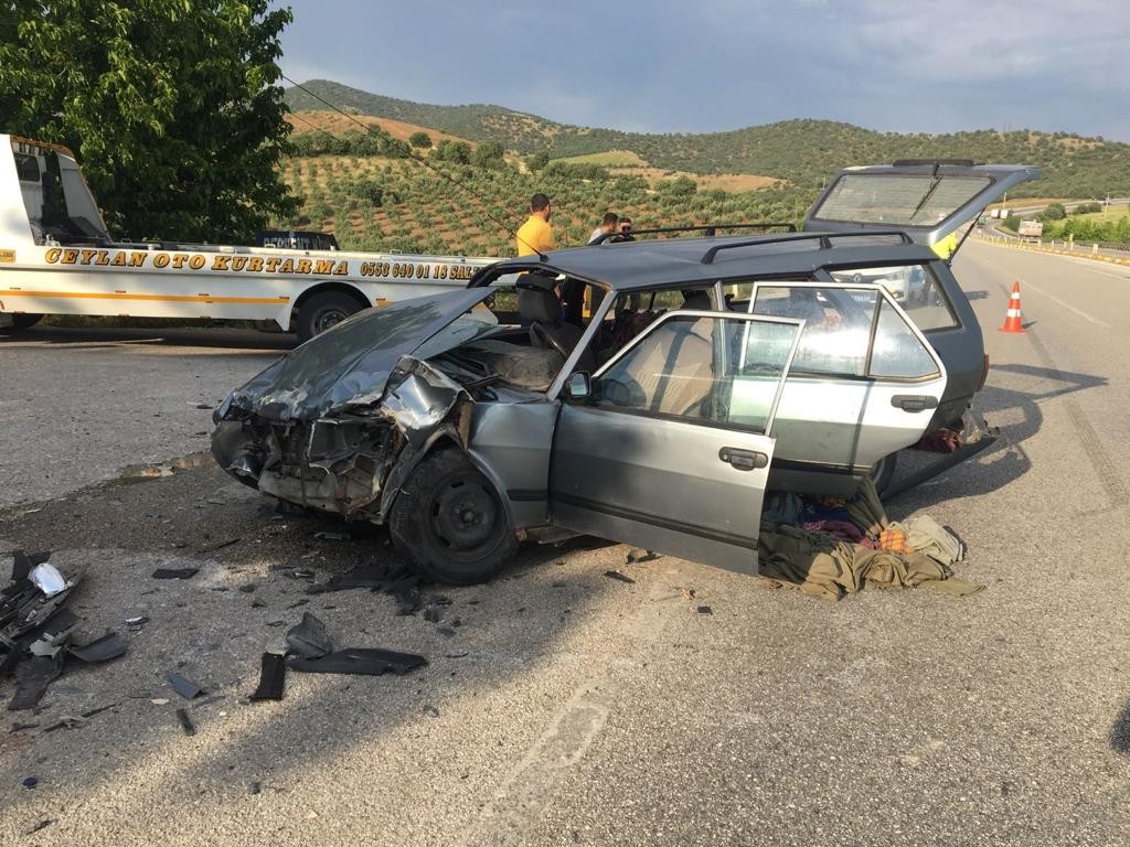 Manisa'da tır ile otomobil çarpıştı: 2 yaralı
