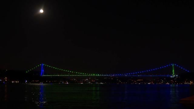 FSM Köprüsü mavi ve yeşil renkle ışıklandırıldı