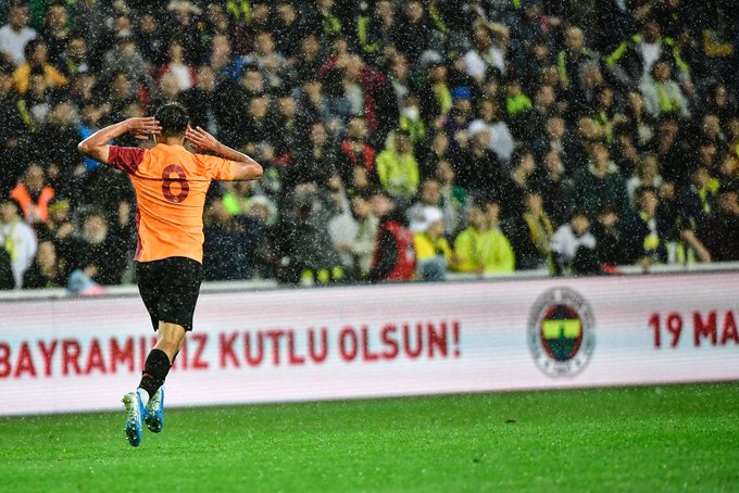 Galatasaray'dan peş peşe Fenerbahçe paylaşımları