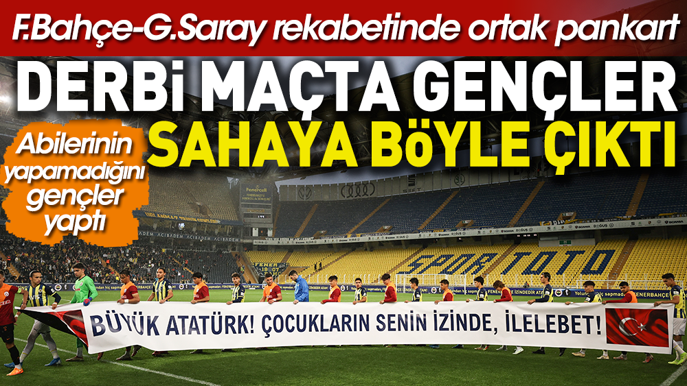 Fenerbahçe Galatasaray derbisinde gençler sahaya "Büyük Atatürk! Çocukların izinde, ilelebet" pankartıyla çıktılar