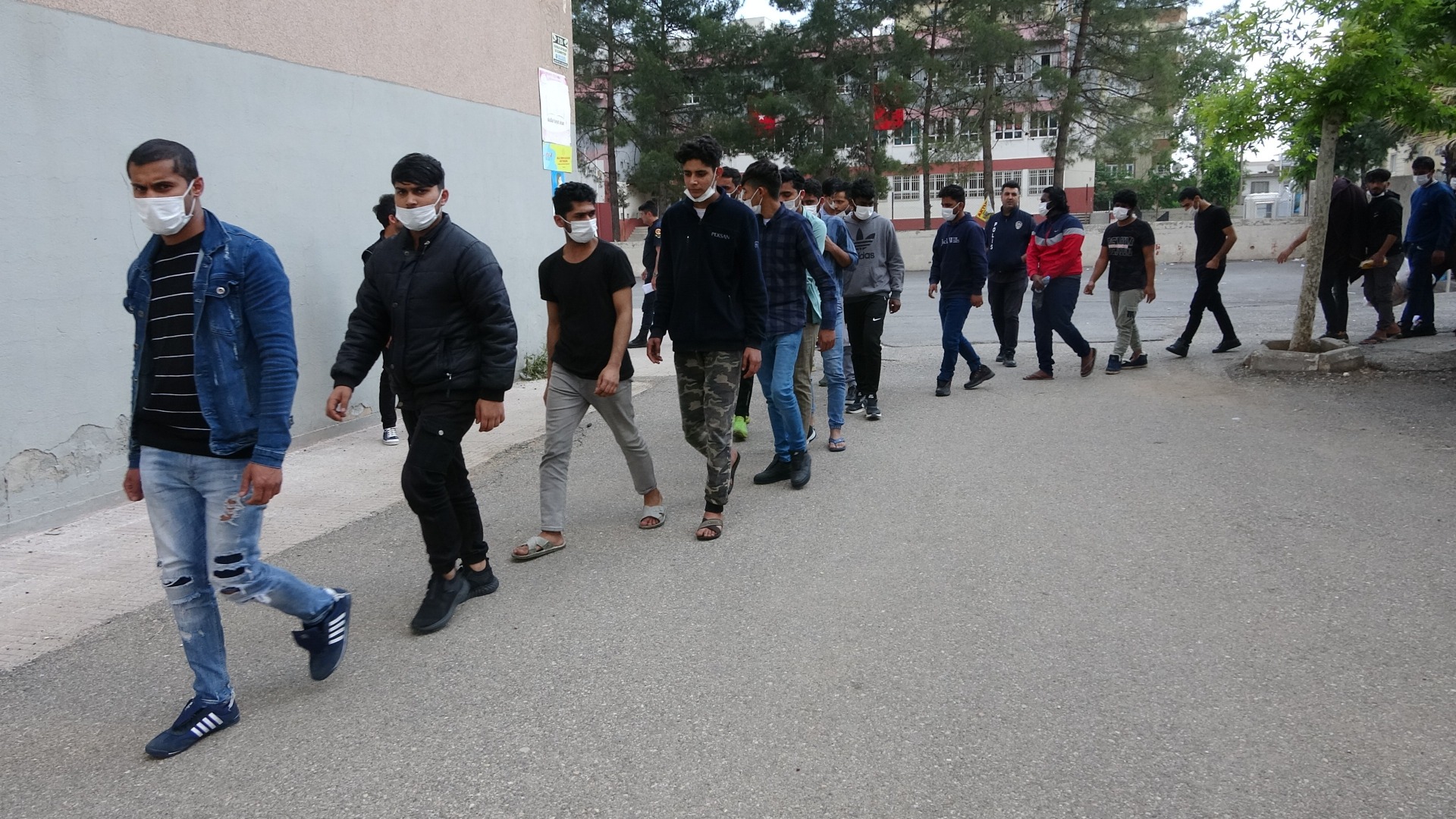 Adıyaman'da 76 kaçak göçmen yakalandı