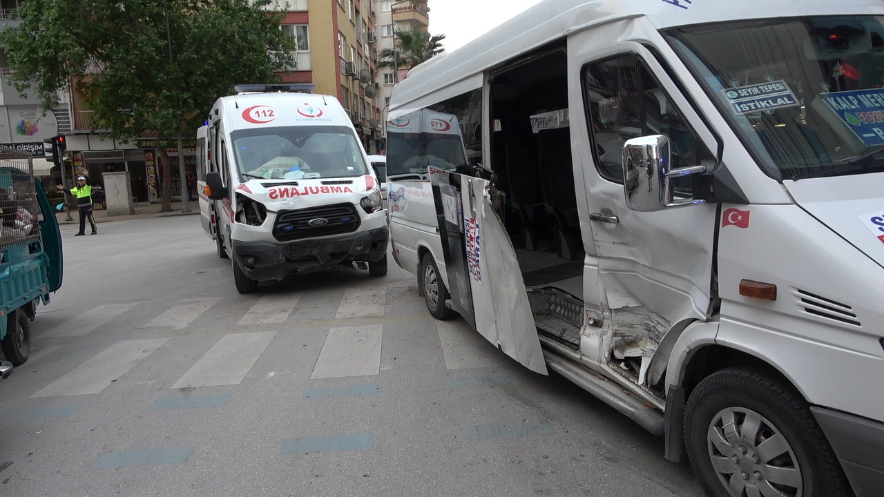 Hasta taşıyan ambulans dolmuşla çarpıştı: 2 yaralı
