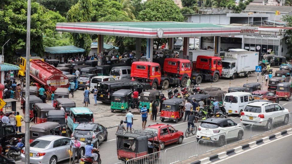 Temerrüde düşen Sri Lanka’da benzin bitti hayat durdu