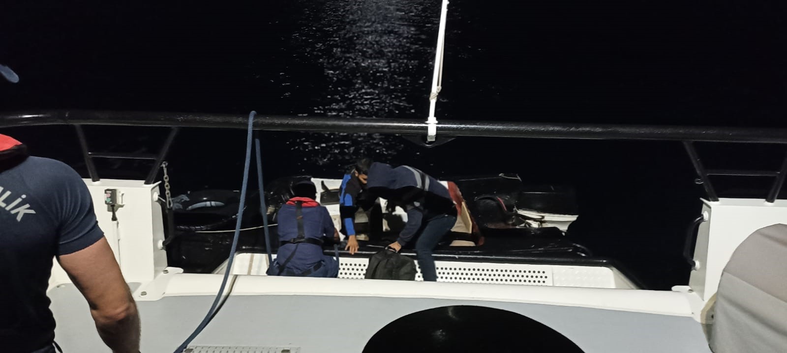 Muğla'da radarla tespit edilen teknedeki 8 göçmen yakalandı