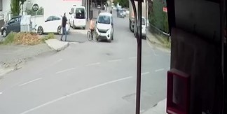 Yola aniden çıkan bisikletli çocuğa otomobil çarptı