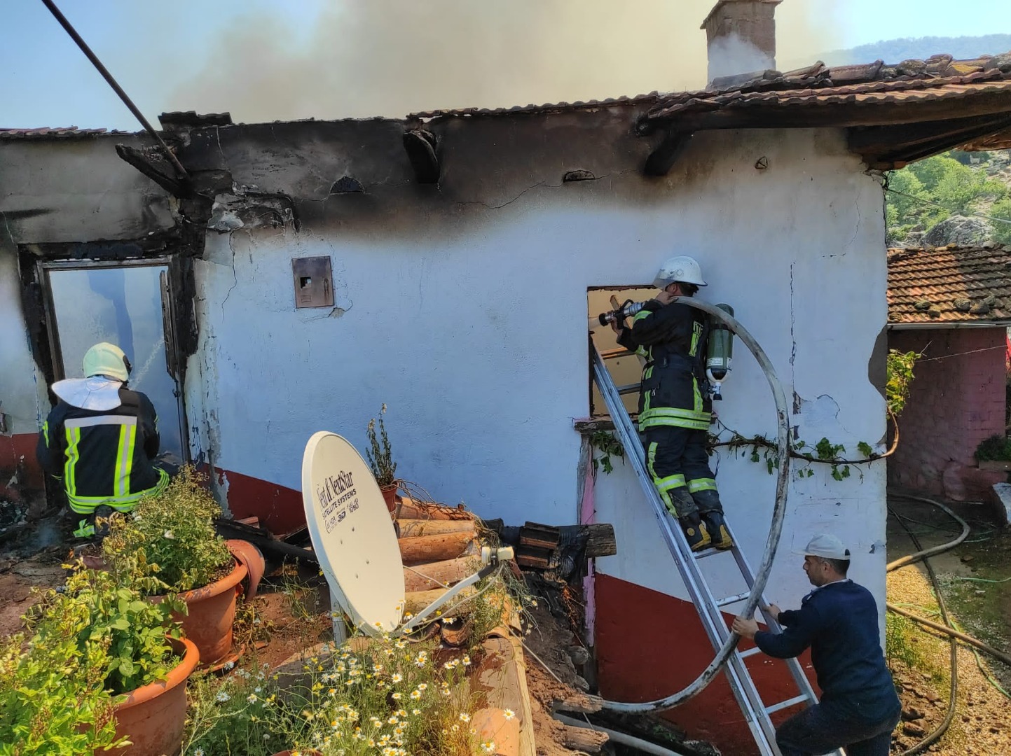 Elektrik kontağından çıkan yangın, 2 katlı evi küle çevirdi