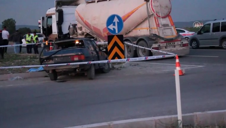 Otomobil tankerle çarpıştı: Ölü ve yaralılar var