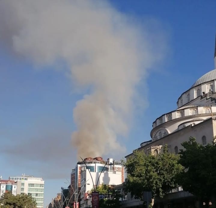 8 katlı binanın çatısı alev alev yandı