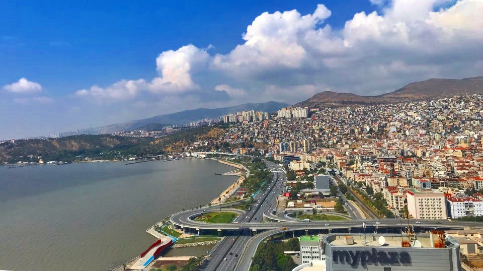 İzmir Bayraklı’da icradan satılık 4 katlı bina