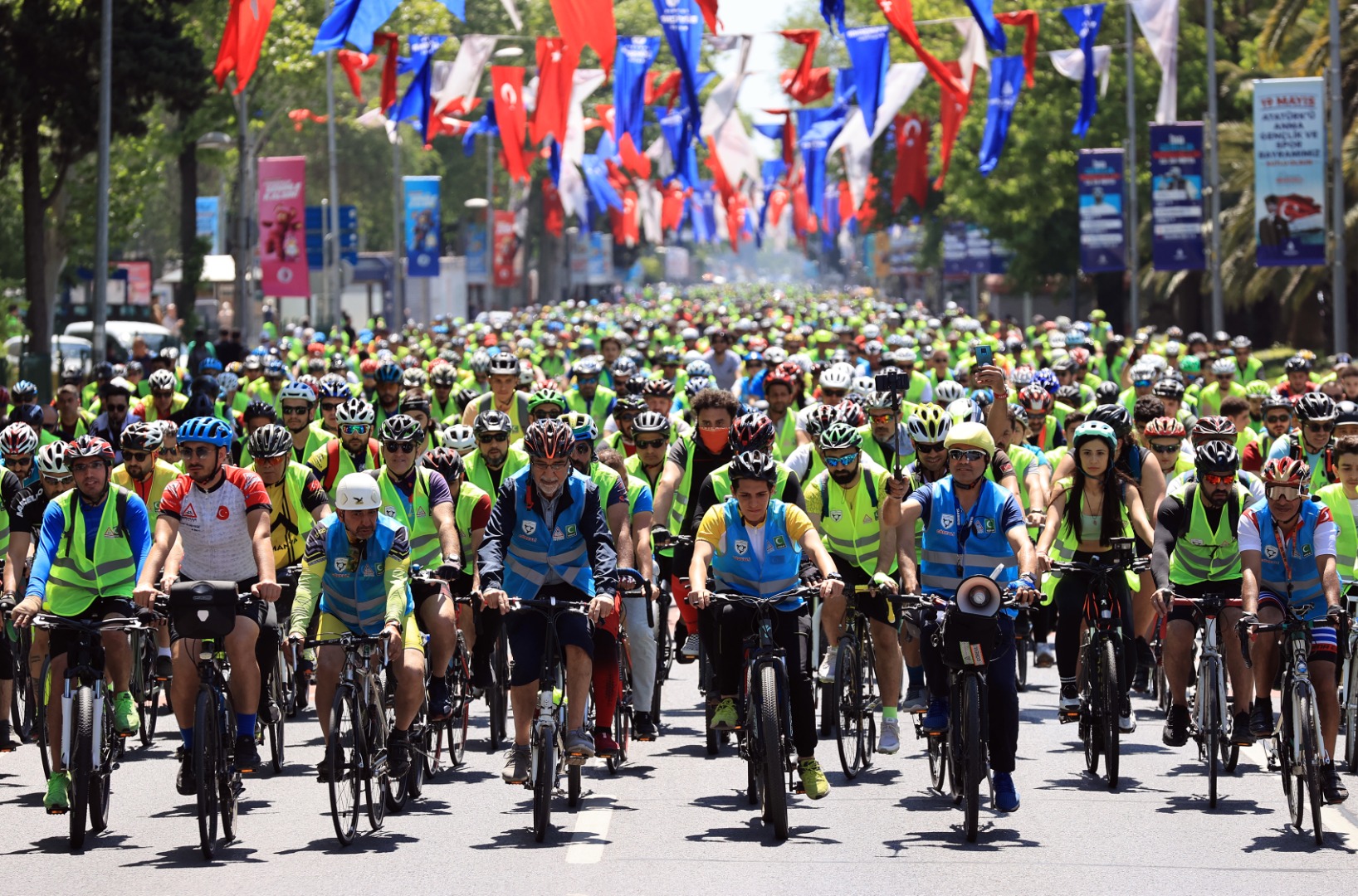 İstanbul'da binlerce amatör bisikletçi tarihi yarımadada pedal bastı