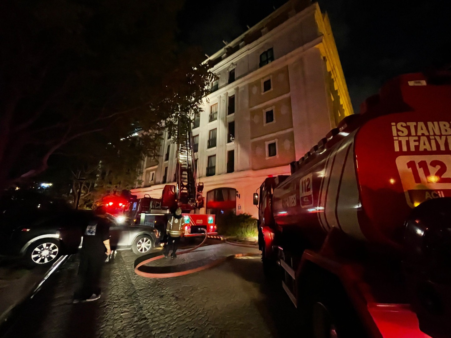 İstanbul'da 4 katlı otelde yangın çıktı
