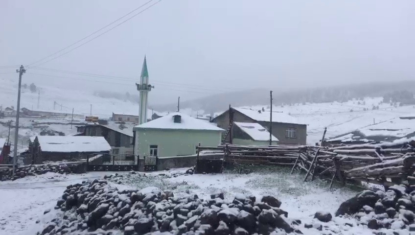 Kars'ta kar her yeri beyaza bürüdü "Mayısta böyle bir şey görmedik"