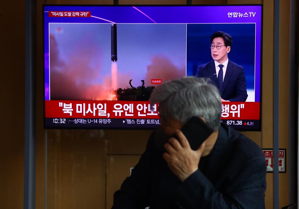 Kuzey Kore bildiğini okuyor üç yeni füze ateşledi
