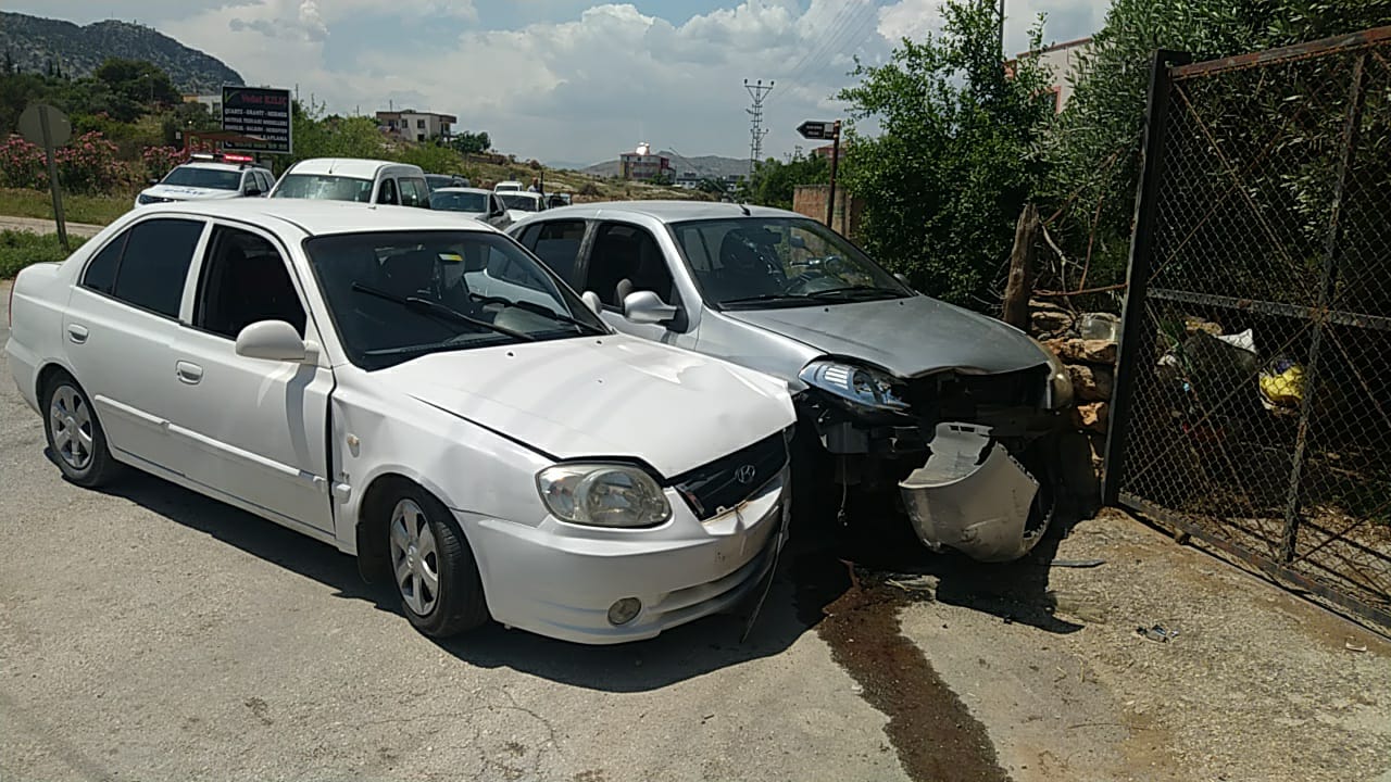 Adana'da iki otomobil çarpıştı. 3 kişi yaralandı