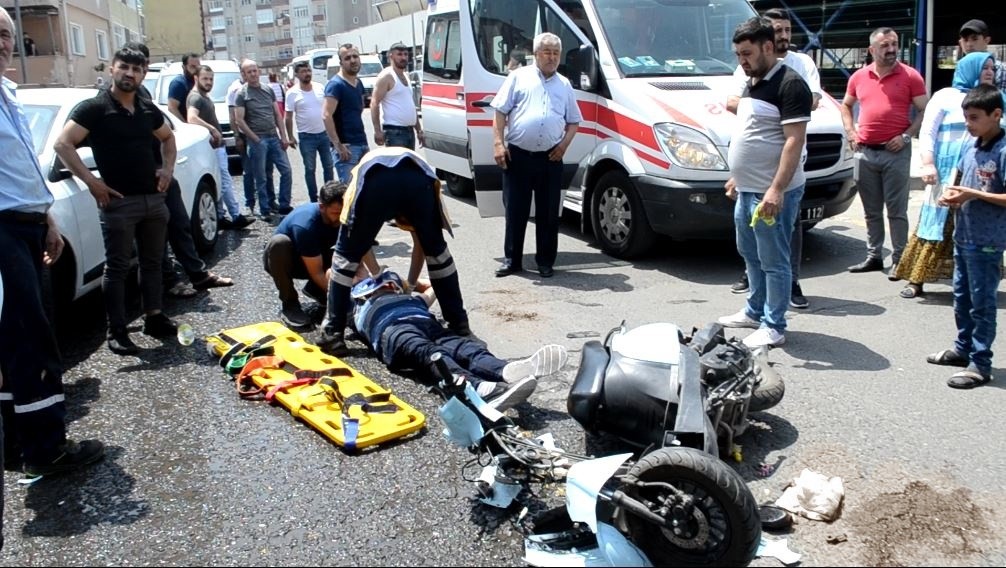 İki motosiklet kafa kafaya çarpıştı: 3 yaralı