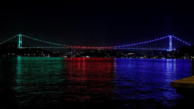 FSM, Azerbaycan bayrağının renklerine büründü