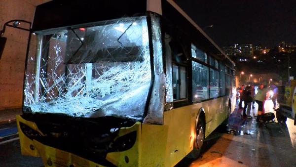 Gaziosmanpaşa'da otomobil İETT otobüsüne çarptı: 1 ölü, 4 yaralı