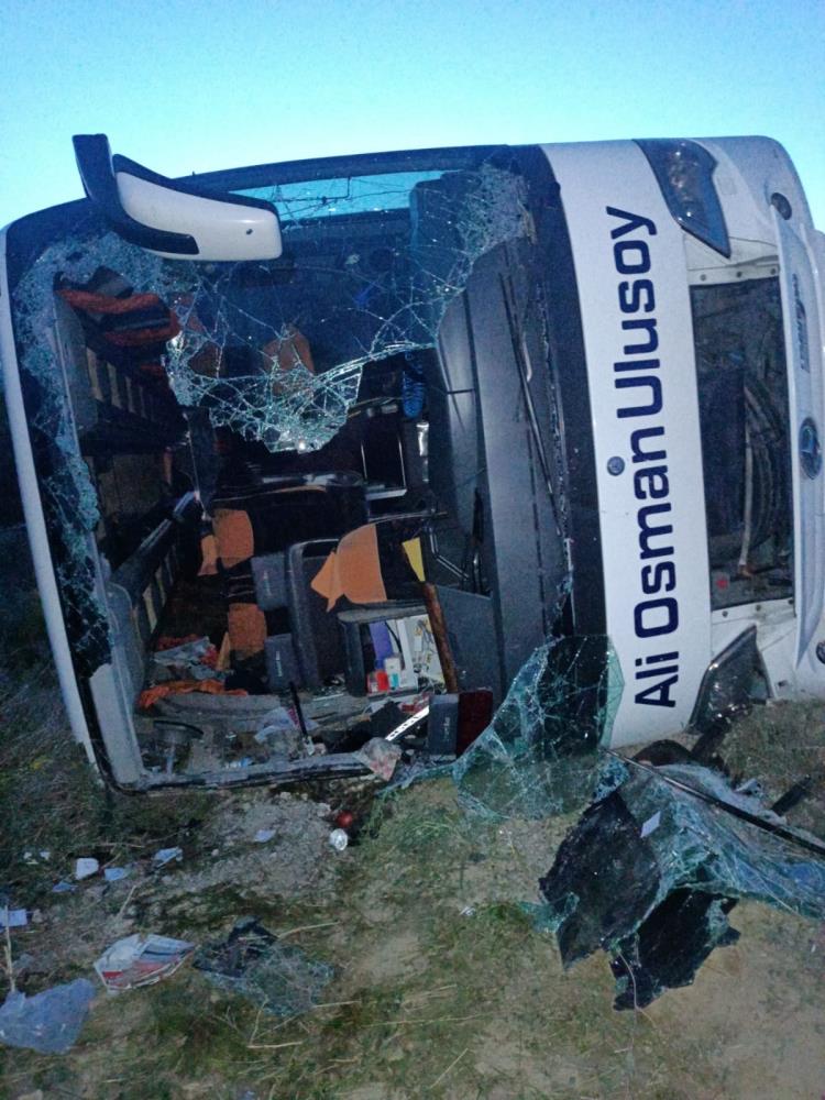 Kontrolden çıkan yolcu otobüsü devrildi: 2'si ağır 27 yaralı
