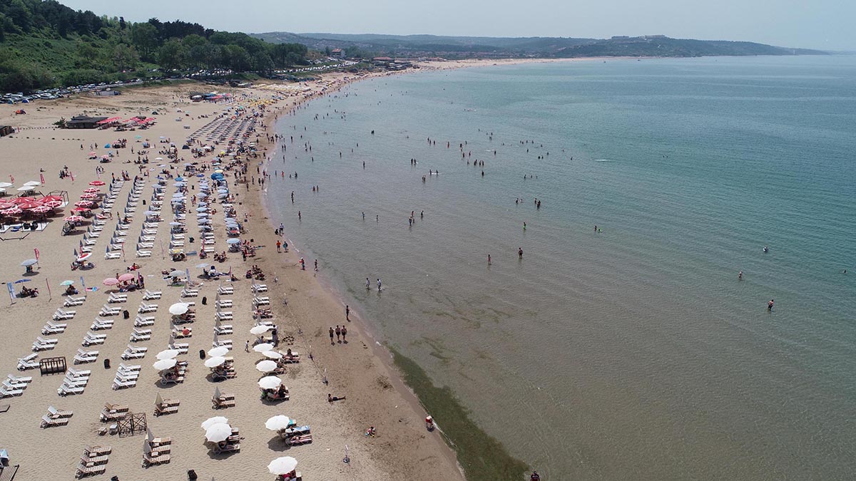 Sıcaklık 30 dereceyi aştı! İstanbullular plajlara akın etti…