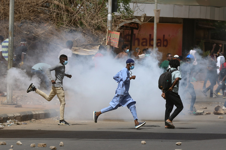 Sudan'da darbe karşıtlarına polis müdahalesi: 2 ölü
