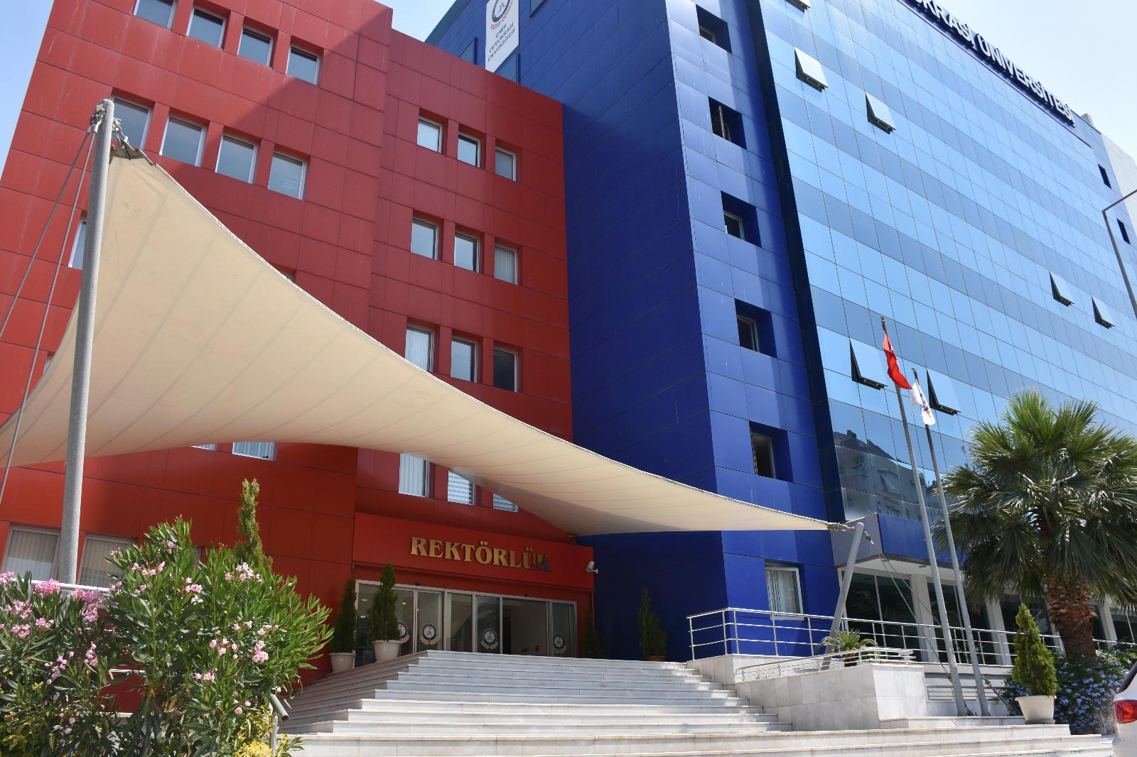 İzmir Demokrasi Üniversitesi personel alacak